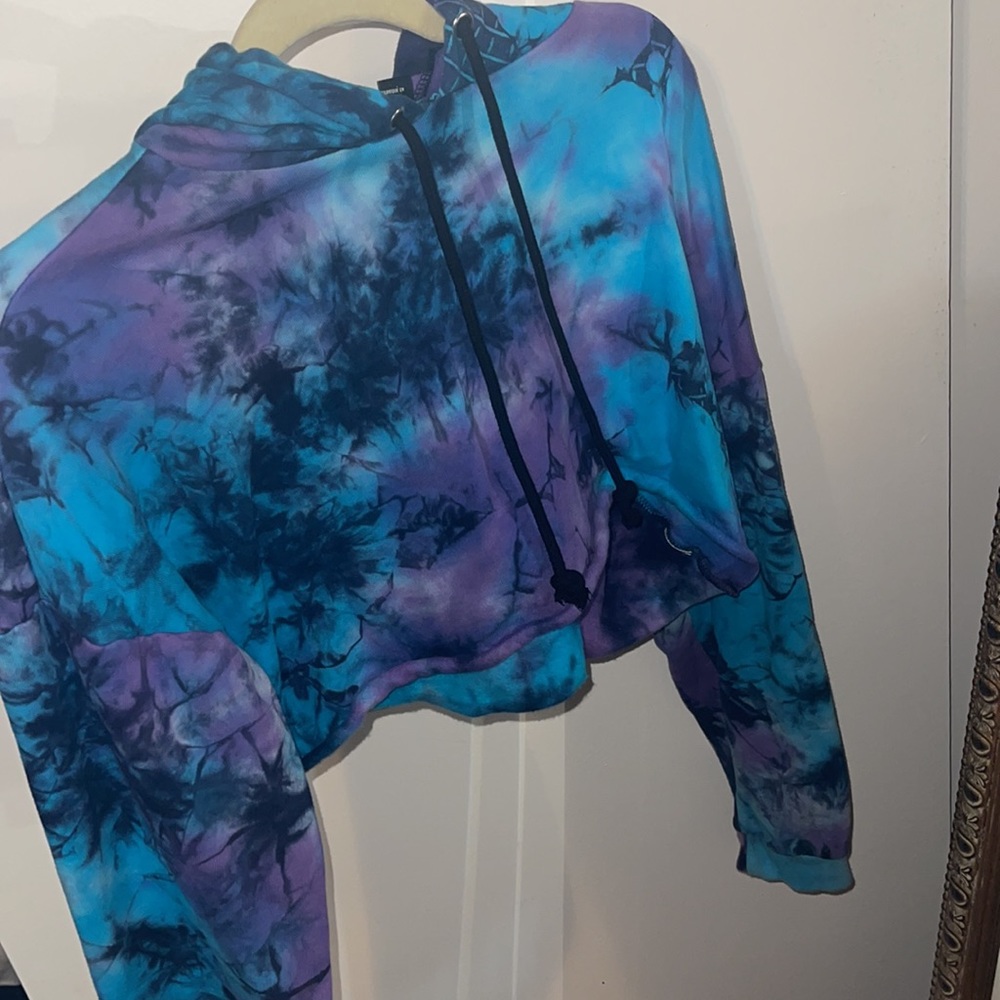 small forever 21 sweatshirt (cropped, tie- dye)